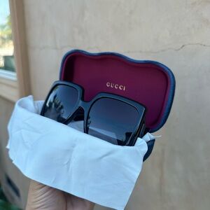 Gucci Elegant Black Square Sunglasses